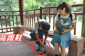 型男老爸不顾路人异样的眼光，当众穿起高跟鞋，为了妈妈也是拼了视频封面