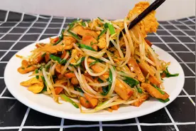 家常小炒绿豆芽这样做，鲜香入味，下酒又下饭，上桌家人都喜欢视频封面