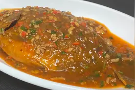 大厨教你鲳鱼好吃的家常做法，鱼肉鲜香滑嫩，吃一次念念不忘视频封面