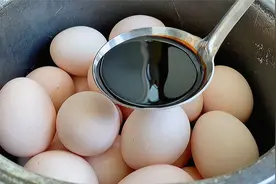 把鸡蛋放进高压锅里，加一勺老抽，没想到这么好吃，天天吃都不腻