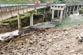 惊险！四川雅西高速突发山体垮塌，一桥梁断裂致道路中断交通堵塞视频封面