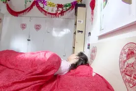 城里媳妇婚后第一天，就睡懒觉嫌饭菜不好吃，可把农村老太气炸了视频封面