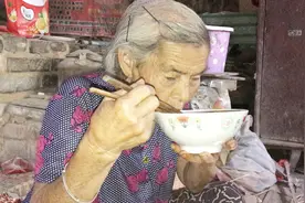 79岁瘸腿大娘独自生活，为啥一吃饭就浑身打哆嗦？看完让人心疼视频封面