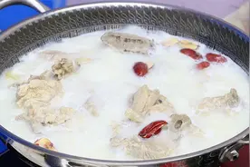 熬骨头汤，别去焯水了，教你不传外的秘诀，汤浓好喝，好看有食欲