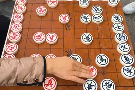 这两个人下棋争吵的真厉害啊，场面一度快要失控了，真激烈啊视频封面