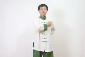 1个动作3分钟，强心壮肺，心肾相交，舒活全身气血，散步就能做！视频封面