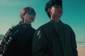 J.UNA《Can I love again》，一对情侣在海边散步，意境好美！视频封面