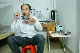单身小伙一个人吃饭，做了个烧鸭炒芹菜蒜苗，香喷喷的，非常好吃视频封面