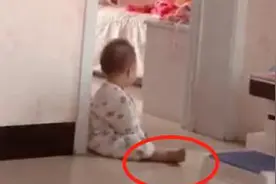  弟弟午睡醒来后，乖乖坐在姐姐房门口等待，胖胖小脚丫可爱炸了视频封面