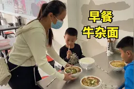 儿子就要开学了，妈妈把该准备的都备好，5元一碗的牛杂面太香了视频封面