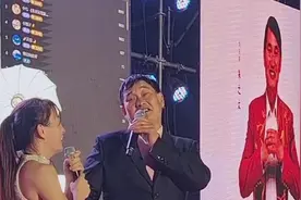 大衣哥安徽蒙城助力女网红演出，穿衣不修边幅，唱歌搞笑尽显其能视频封面