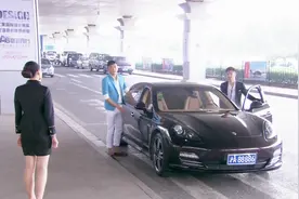空姐看上小哥，看到来接他的车心里美坏了，结果帅哥上车走了视频封面
