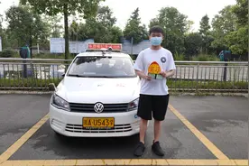 实拍科目三考试合格，90后开心拿证完整版视频封面