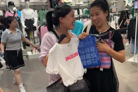 两姐妹一起进城购物，女人的快乐如此简单，妹妹穿上新衣服真漂亮