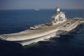 4万吨航母白送！印度以为捡大便宜，却被俄罗斯生生坑了29亿美元视频封面