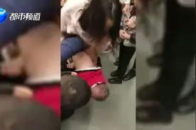 生死瞬间！男童异物卡喉，护士用海姆立克法1分钟救回男童！视频封面