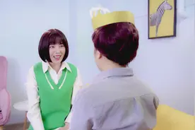搞笑：女孩拿男友手机发朋友圈宣布分手，谁回复就拉黑谁视频封面
