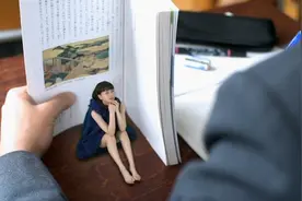 女生缩小100倍去学校上课，躲在书里，老师浑然不知！视频封面