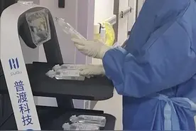 揭秘抗疫战场上的勤务兵：不戴口罩不穿防护服，送餐送药不喊累视频封面