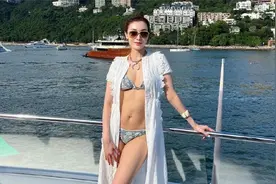 52岁李嘉欣乘坐游艇出海，穿比基尼大秀腹肌长腿好身材视频封面