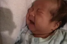 小宝宝半夜饿得哇哇大哭，没想到妈妈竟这样做，真的是亲妈！