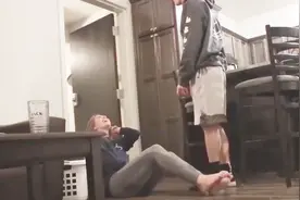 女友假装晕倒测试小伙子的反应，不料小伙对此已经免疫了视频封面