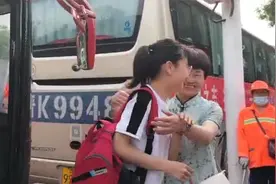 家长考场外等候孩子 只为考前见一面为其加油鼓劲视频封面