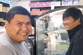 巴铁媳妇过生日，带着中巴混血买蛋糕，看给孩子高兴地视频封面