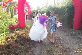 湖南农村倒插门婚礼，新娘手捧鲜花去接新郎，太漂亮了视频封面