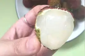 才知道，剥荔枝壳有窍门，这样剥不脏手不流汁，轻松去除荔枝壳