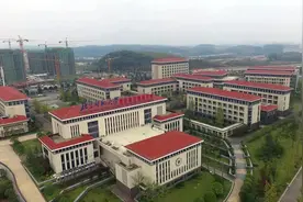 航拍！贵州唯一国家级贵安新区，规划2690000多亩，建得如何了？视频封面