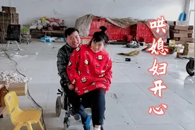 媳妇累得不想说话，小伙用了啥招数？一秒把媳妇哄开心，太厉害了