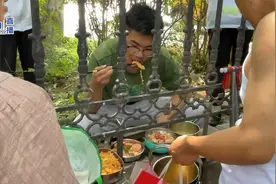 高考前家长隔着护栏给孩子送饭 家长：孩子吃好饭心情好就能考好视频封面