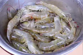 用此方法处理虾，虾线、虾脑、虾包全部剔干净，一分钟搞定一盘视频封面