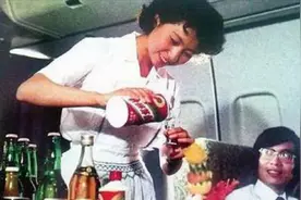 改革开放后的80年代，女孩穿着时髦，乘飞机竟然免费送茅台酒！视频封面