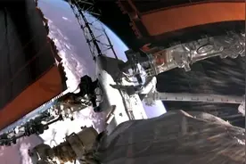 航天员第二次出舱 从太空视角看地球自转 网友感慨：太美太震撼视频封面