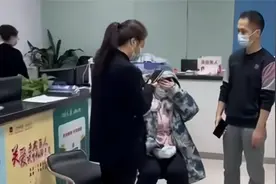 重庆怀孕女子就医受阻致流产？知情人士还原经过，官方回应已调查视频封面