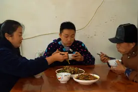 干完农活回家，媳妇用茄子和辣椒凉拌一道美食，软糯丝滑真下饭视频封面
