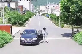 监拍大连女司机停车忘拉手刹致溜车 大叔飞速追上将车停住视频封面