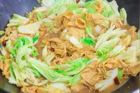 人造肉炒白菜，河南农村饭桌上常见的家常菜，简单好吃接地气视频封面