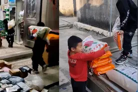 兄弟俩帮米铺爸爸卸大米动作娴熟，父亲：减轻了很多负担视频封面