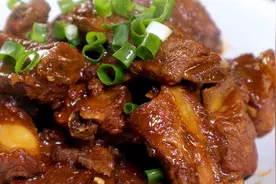 家常酱烧排骨做法，酱香浓郁，肉烂入味，吃完满嘴留香