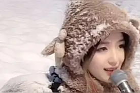 郑州女孩在雪中通宵直播，网友却怀疑她是绿幕特效，一夜涨粉50万视频封面