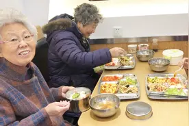早餐3元  午餐7元 65岁以上老人在社区享受助餐服务视频封面