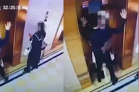 浙江一男子电梯口被女子强吻，吓得双手举起不敢动，事后原地懵了视频封面