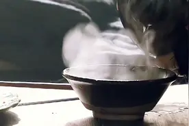 林冲下馆子，一坛好酒和二斤熟牛肉便知足，这大碗喝酒真豪爽！视频封面
