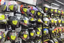 小熊打卡郑州最大摩托装备店，这有最齐全的配件，还有最靓摩托车