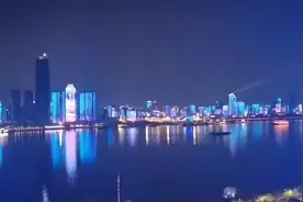 武汉离汉通道解封！长江两畔亮起灯 江汉关钟声敲响 知音号久久鸣笛视频封面