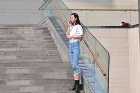 三里屯的时尚姑娘，穿紧身牛仔裤，搭配高跟鞋还是平底鞋都很好看视频封面