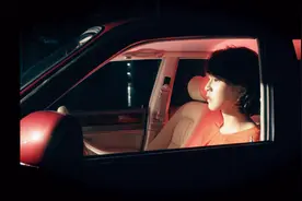 曾沛慈《我在你家楼下等你 Waiting For》Official Music Video视频封面